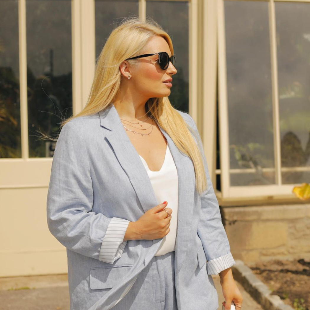 Garnitur damski na wesele dla puszystych. Jakie fasony będą najlepszym pomysłem?